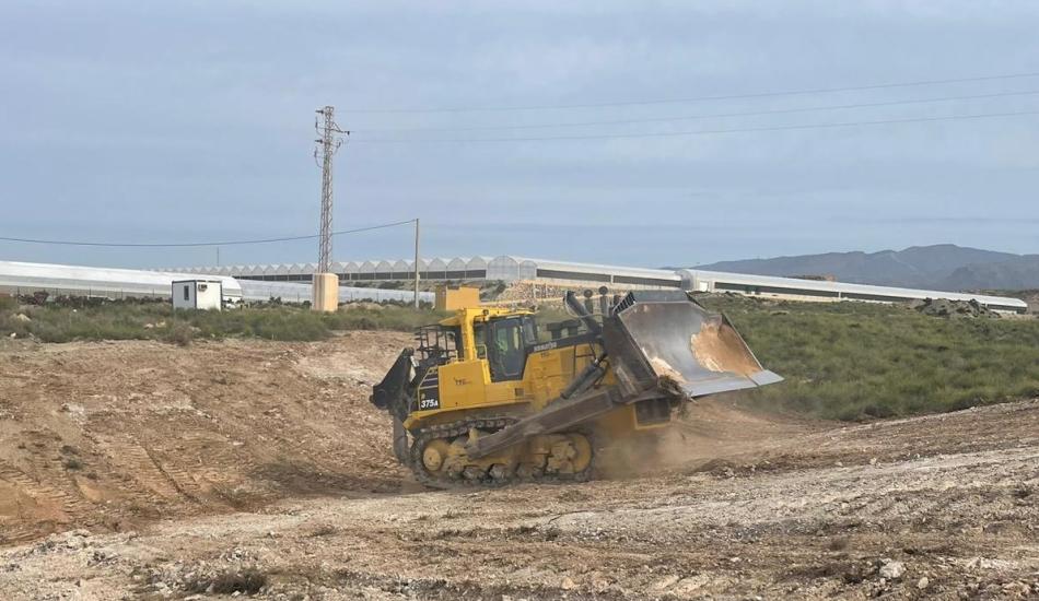 excavadora en barranco hondo