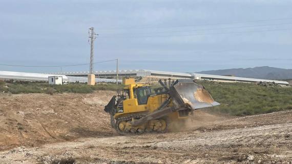 excavadora en barranco hondo